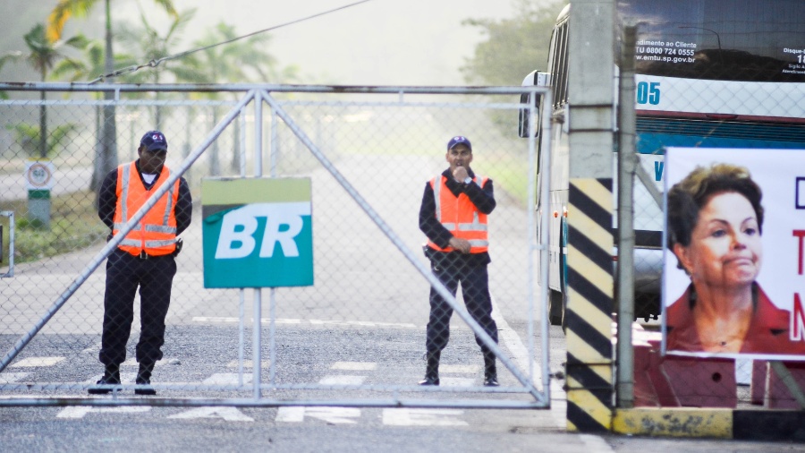 Trabalhadores durante greve nacional dos petroleiros na Refinaria Henrique Lage, em São José dos Campos (SP), em 2015 - Nilton Cardin/Estadão Conteúdo