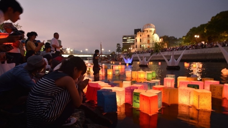 Lanternas de papel são colocadas no rio Motoyasu, em frente à Cúpula da Bomba Atômica, em Hiroshima, no Japão.  - Kazuhiro Nogi/AFP  - Kazuhiro Nogi/AFP 