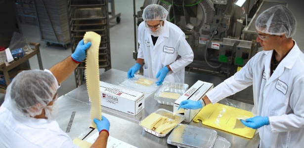 Funcionários da Nestlé examinam massa de lasanha em Solon, no Estado americano de Ohio - Michael F. McElroy/The New York Times