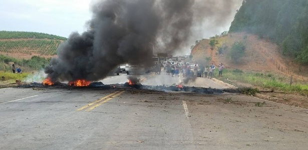 Moradores impedem a circulação em rodovia que dá acesso a Governador Valadares - Reprodução/Facebook Pedra Corrida - MG