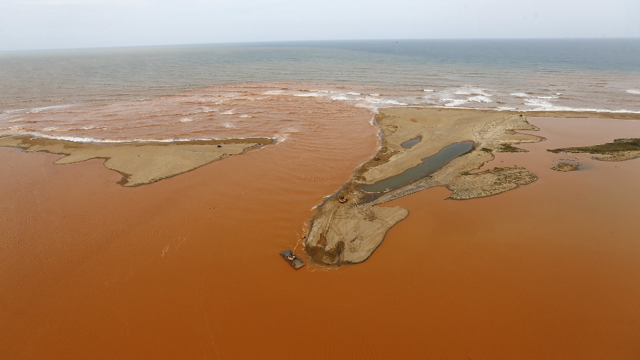 23.nov.2015 - Imagem aérea mostra a lama jorrada pelo rio Doce invadindo o mar em Regência, na costa do Espírito Santo - Ricardo Moraes/Reuters