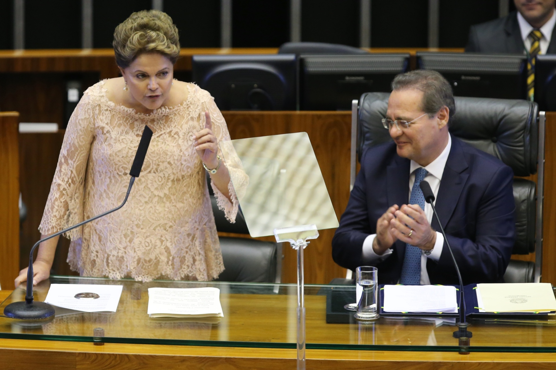 1º.jan.2015 - A presidente da república reeleita pelo PT (Partido dos Trabalhadores) Dilma Rousseff ao lado do presidente do senado Renan Calheiros, durante discurso de posse de seu segundo mandato, em cerimônia de posse, no Palácio do Planalto, em Brasilia (DF) - Sergio Lima/Folhapress