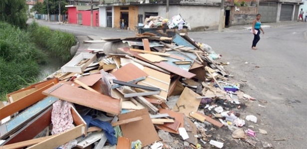 Acúmulo de lixo e entulho no bairro de Lajeado, na zona leste de São Paulo, líder em casos de dengue - Luiz Carlos Murauskas/Folhapress