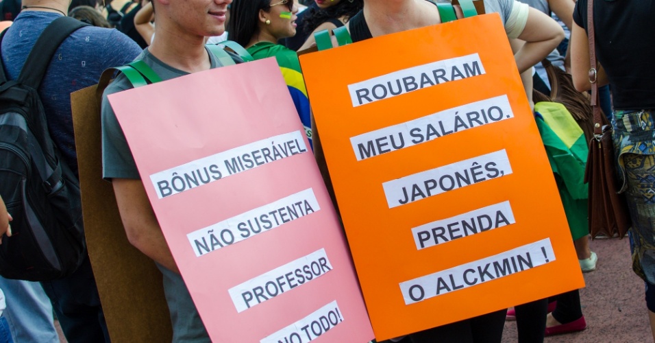 8.abr.2016 - Professores estaduais de SP fazem assembleia na praça Roosevelt, no centro de São Paulo. Eles querem reajuste salarial para toda a categoria