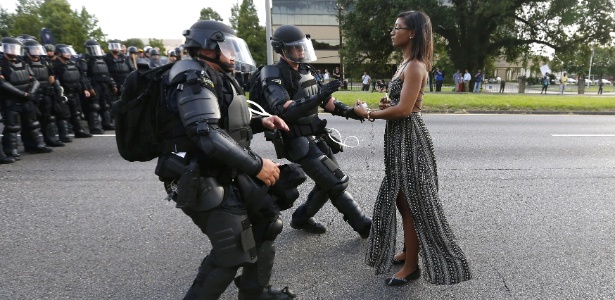 9.jul.2016 - Manifestante para diante de policiais durante protesto pela morte de Alton Sterling, detido e morto por policiais, em Baton Rouge, Louisiana, EUA - Jonathan Bachman/ Reuters