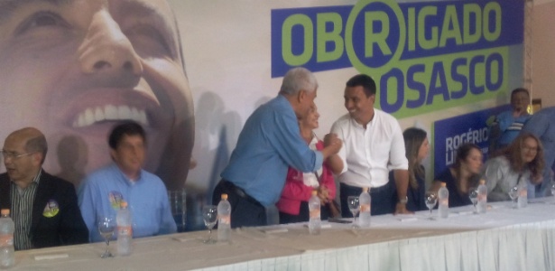 Francisco Rossi, do PR, cumprimenta o prefeito eleito de Osasco, Rogério Lins (PTN)