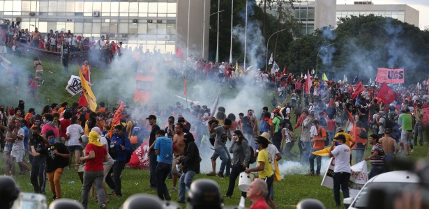 Manifestação na terça-feira em Brasília teve vandalismo e repressão - Alan Marques / Folhapress - Alan Marques / Folhapress