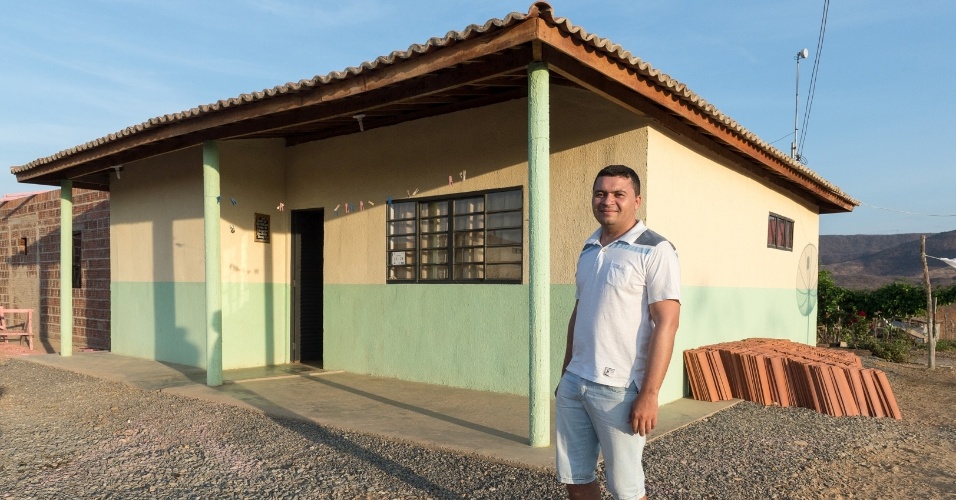 31.jan.2017 - Damião Fernandes, que preside a Associação da VPR Irapuá I, em São José de Piranhas (PB), em frente à casa que sua família recebeu no reassentamento
