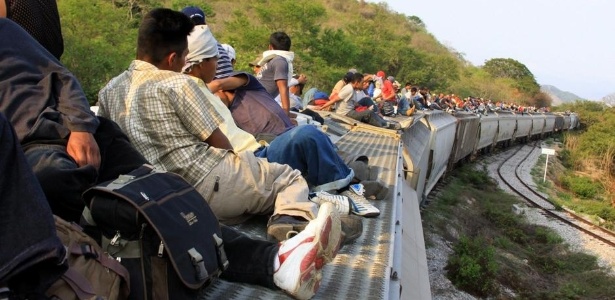 Migrantes viajam no teto de um trem no México: muitos morrem a caminho dos EUA - picture alliance/dpa/Str	