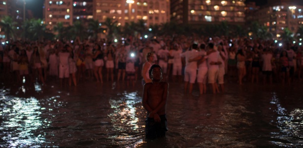 Foto de menino dentro do mar durante as celebrações de Ano-Novo viralizou - Lucas Landau/Reuters