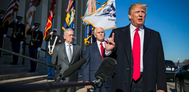 18.jan.2018 - Presidente Donald Trump conversa com repórteres após chegar no Pentágono, em Arlington, Virgínia - Al Drago/The New York Times
