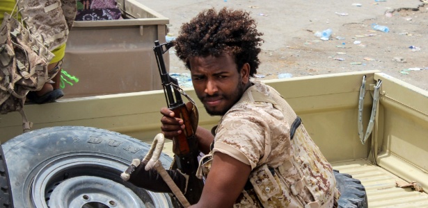 Integrante de força leal aos Emirados Árabes combate no Iêmen - Saleh Al-Obeidi/AFP