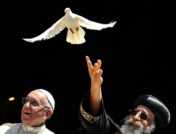 Papa Francisco ao lado de líder da Igreja Copta Ortodoxa do Egito, Theodoros 2º, que lança uma pomba da paz em Bari, na Itália - Alberto Pizzoli/AFP