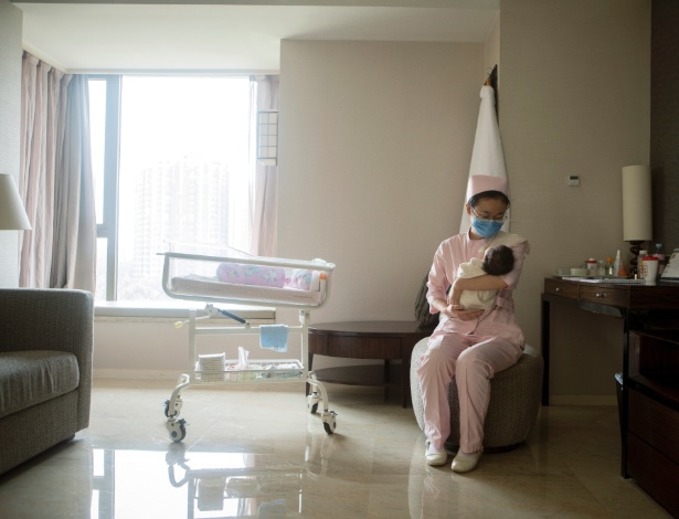 Bebê recém-nascido recebe cuidados em maternidade privada, em Pequim - Giulia Marchi/The New York Times