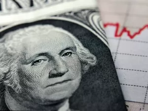 Dólar cai a R$ 4,898 após veto à desoneração; Bolsa também tem queda