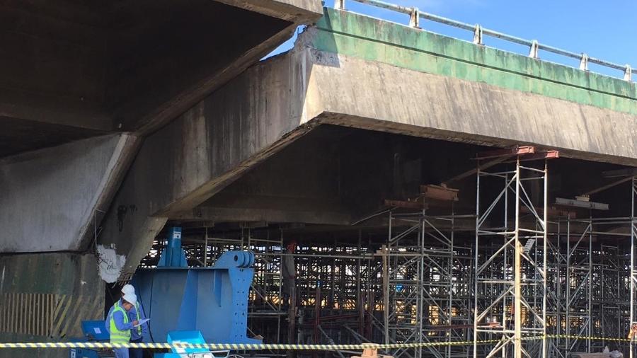 Prefeitura coloca pilar de sustentação para segurar a estrutura do viaduto que cedeu no último dia 15 na marginal Pinheiros - Guilherme Mazieiro/UOL