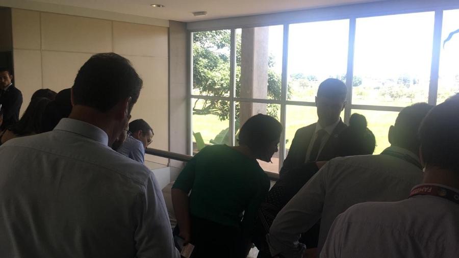 3.jan.2018 - Jornalistas setoristas do Palácio do Planalto ficam em mezanino à espera de Jair Bolsonaro, que fez visita ao GSI - Gustavo Maia/UOL
