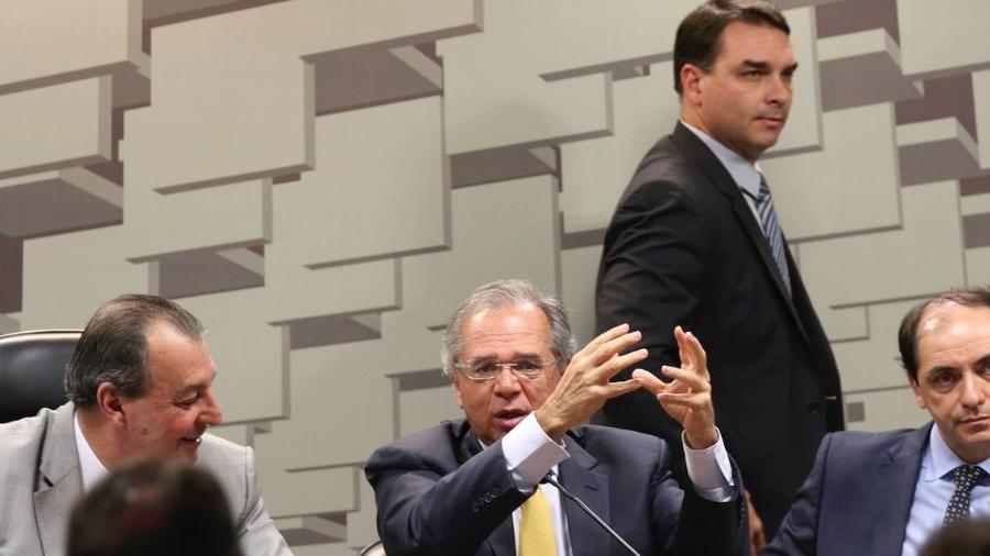 O ministro Paulo Guedes e o senador Flavio Bolsonaro durante audiência da CAE no Senado - Fabio Rodrigues Pozzebom/Agência Brasil