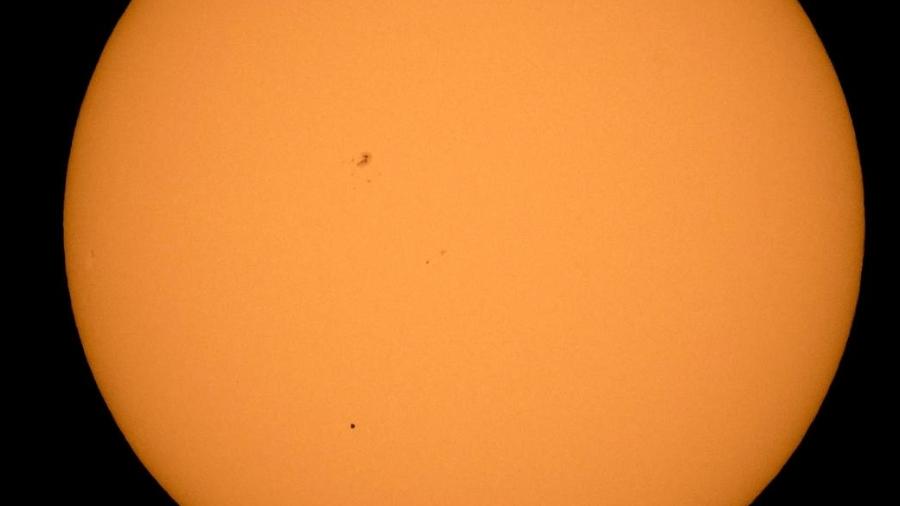 O planeta Mercúrio é visto dos EUA, no terço mais baixo da imagem, enquanto passa em frente à face do Sol, em 9 de maio de 2016 - Bill Ingalls/Nasa