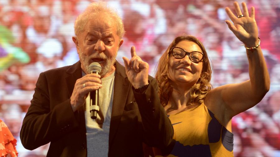 O ex-presidente Lula (PT) ao lado de sua namorada, Rosângela, no Recife - Leo Caldas/Folhapress