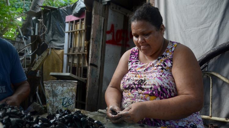 Jaqueline diz que as "pessoas ficam com medo de comprar" o pescado produzido por sua família - Beto Macário/UOL