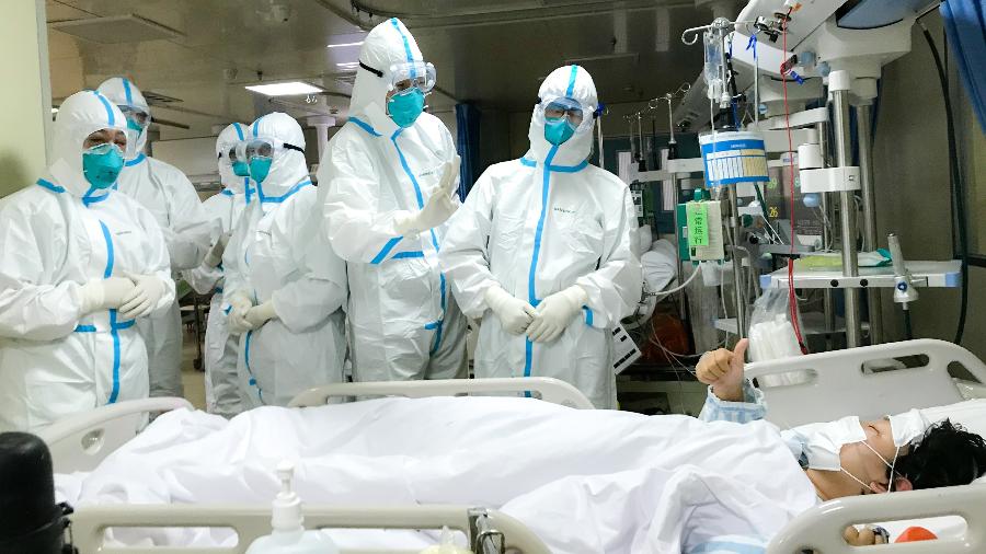 Coronavírus: Equipe médica de hospital em Wuhan, na província de Hubei, na China, atende paciente - Xinhua/Chen Jing