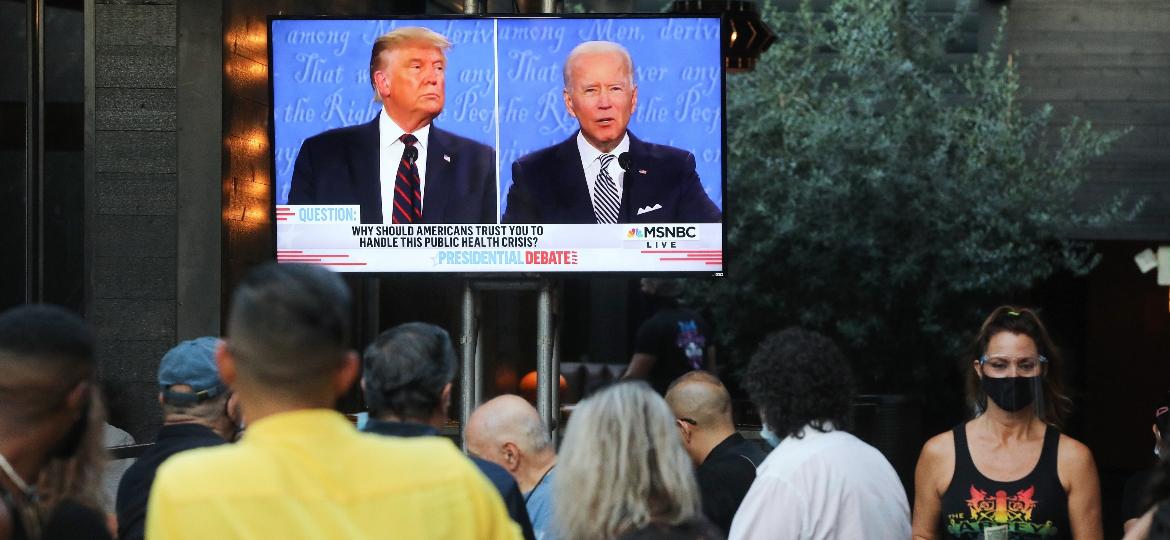 Americanos acompanham, pela televisão, ao debate tumultuado entre Donald Trump e Joe Biden - MARIO TAMA/GETTY IMAGES NORTH AMERICA/Getty Images/via AFP