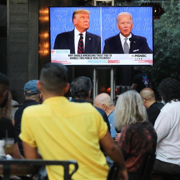 Americanos acompanham, pela televisão, ao debate tumultuado entre Donald Trump e Joe Biden