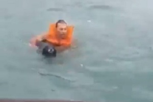 Assista ao vídeo | Homem salta ao mar para salvar cachorro em São Sebastião