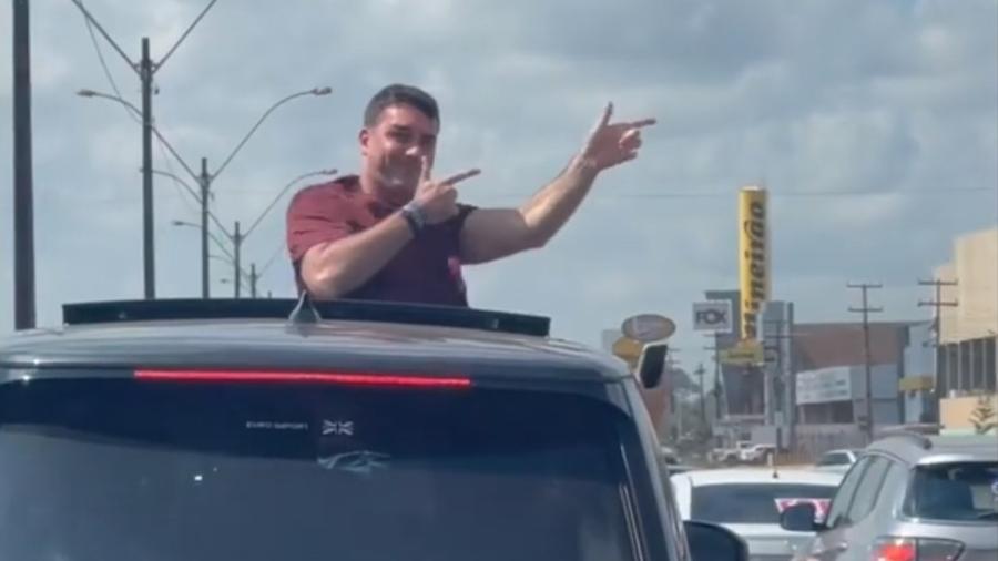 29.mai.2021 - Flávio Bolsonaro provoca manifestantes em carreata anti-Bolsonaro em Porto Velho (RO) - Reprodução