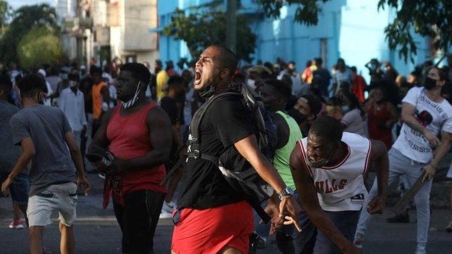 Segundo manifestante de San Antonio de los Baños, protesto inicial foi organizado no sábado por meio das redes sociais, em Cuba - Reuters