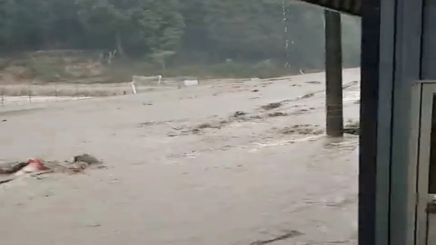 Rua inundada em Akitakata, em Hiroshima; autoridades japonesas pedem que moradores deixem suas casas devido ás inundações - Reuters/Redes sociais