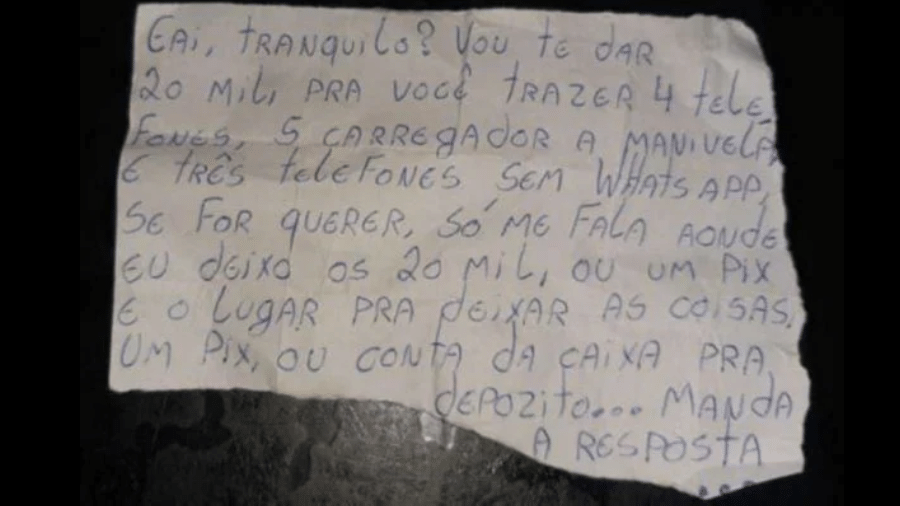 "Vou te dar R$ 20 mil", escreveu o detendo em um bilhete entregue a um agente. Ele pedia telefones e carregadores - Divulgação/Policia Civil