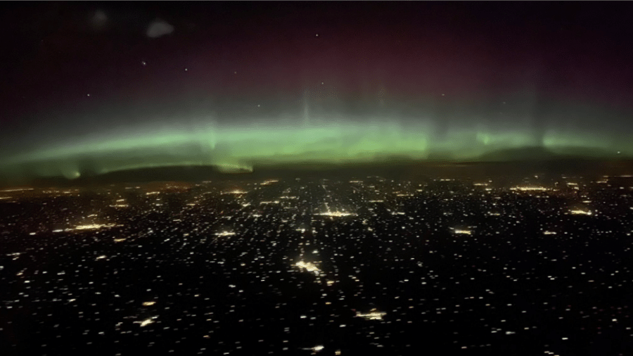 Aurora Boreal vista de cabine de avião nos Estados Unidos - Reprodução/Twitter