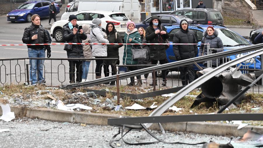 Na imagem: pessoas observam área isolada após bombardeio, em Kiev, na Ucrânia - Sergei Supinsky/AFP