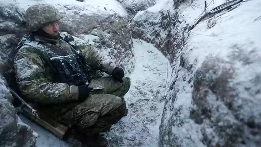 Soldado ucraniano em Donbass - EPA