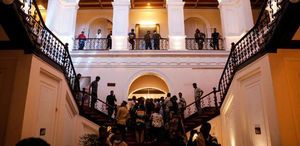 13.jul.22 - Pessoas entram na casa do presidente depois que o mandatário Gotabaya Rajapaksa fugiu, em meio à crise econômica do país, em Colombo, Sri Lanka