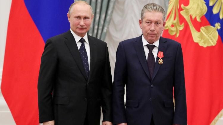 O presidente russo, Vladimir Putin, ao lado do executivo da produtora de petróleo Lukoil Ravil Maganov