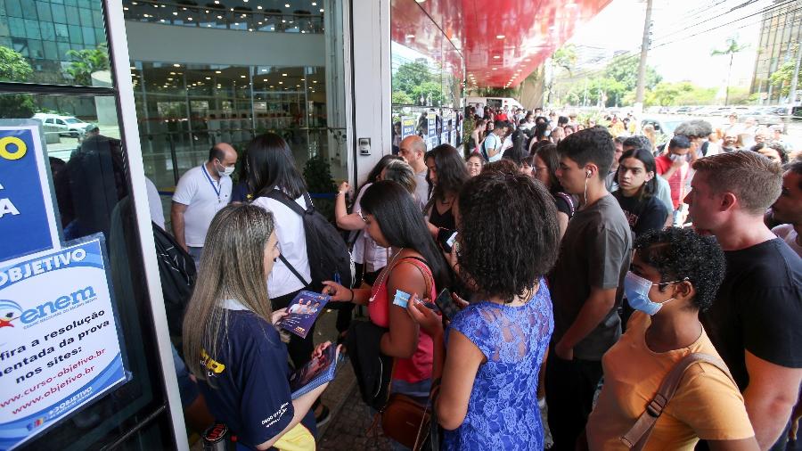 Candidatos chegam em local de prova em São Paulo para aplicação do Enem