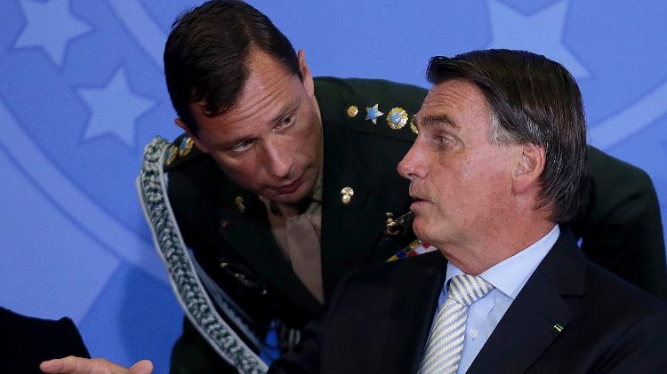 O então presidente Jair Bolsonaro e o tenente-coronel Mauro Cid, ex-ajudante de ordens