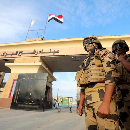 Militares no portão de fronteira entre a cidade de Rafah, no Egito, e a Faixa de Gaza