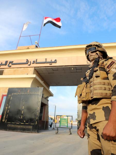 Militares no portão de fronteira entre a cidade de Rafah, no Egito, e a Faixa de Gaza