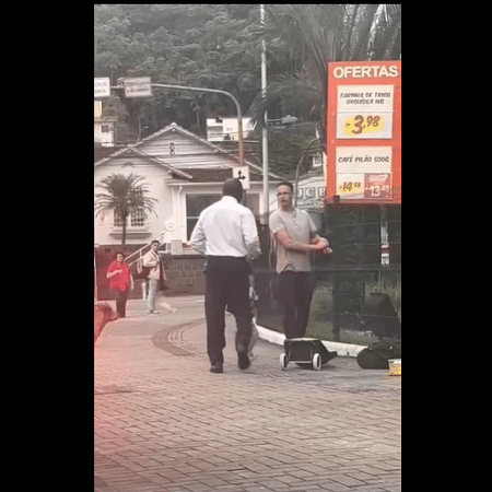 Homem apara a mão ensanguentada após matar um morador de rua em Blumenau (SC)