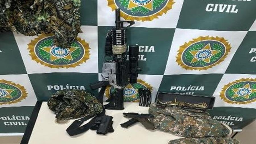 Agentes da Polícia Civil do Rio de Janeiro apreenderam um fuzil com os criminosos