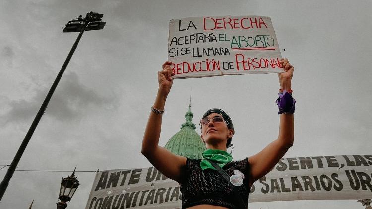 8.mar.2024 - "A direita aceitaria o aborto se ele se chamasse redução de pessoal", diz cartaz de manifestante