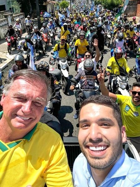 Bolsonaro em ato de campanha com André Fernandes em Fortaleza