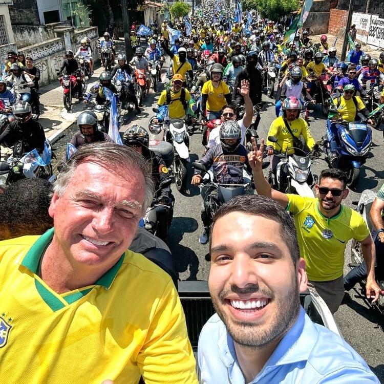 Bolsonaro em ato de campanha com André Fernandes em Fortaleza