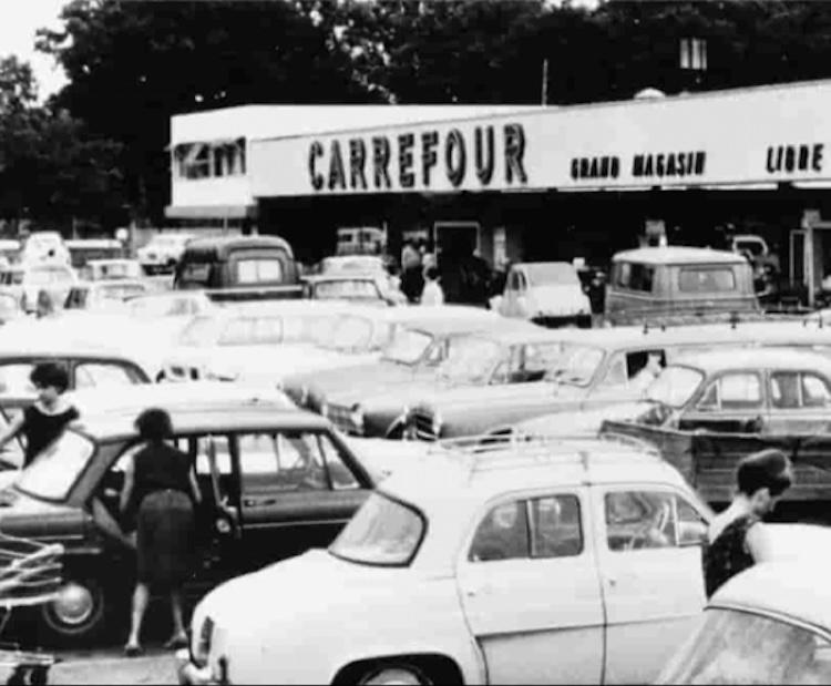 O primeiro hipermercado Carrefour, aberto em 1963