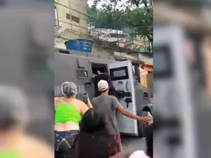 Criança é baleada na cabeça durante tiroteio no Rio; moradores se revoltam