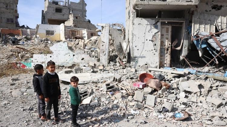 Crianças deslocadas em frente a escombros em Rafah, na Faixa de Gaza, após cessar-fogo entre Israel e Hamas Crianças deslocadas em frente a escombros em Rafah, na Faixa de Gaza, após cessar-fogo entre Israel e Hamas